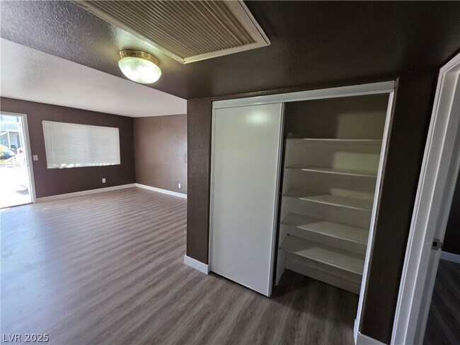 Building Photo - 5165 E Glendale Ave