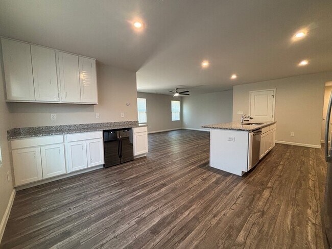 Building Photo - Spacious 5-Bedroom Home in Dillon Lakes