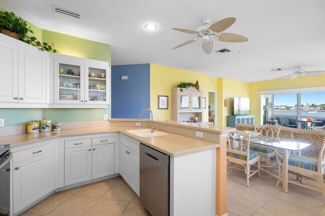 Building Photo - Beautiful Fully Furnished 3/2 Bouchelle Is...