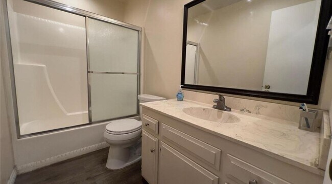 Building Photo - 731 E Fairway Dr