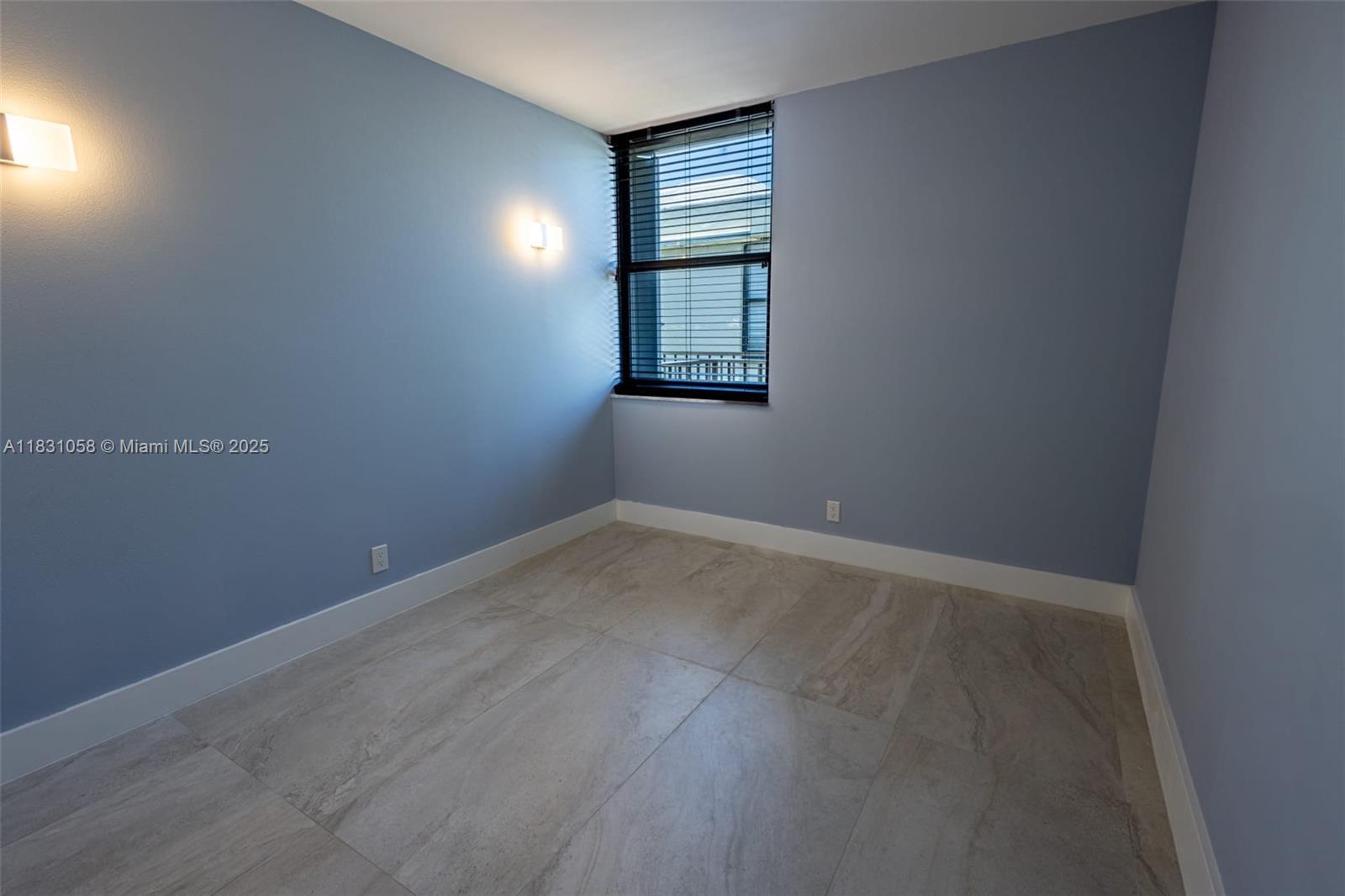 Building Photo - 20350 W Country Club Dr