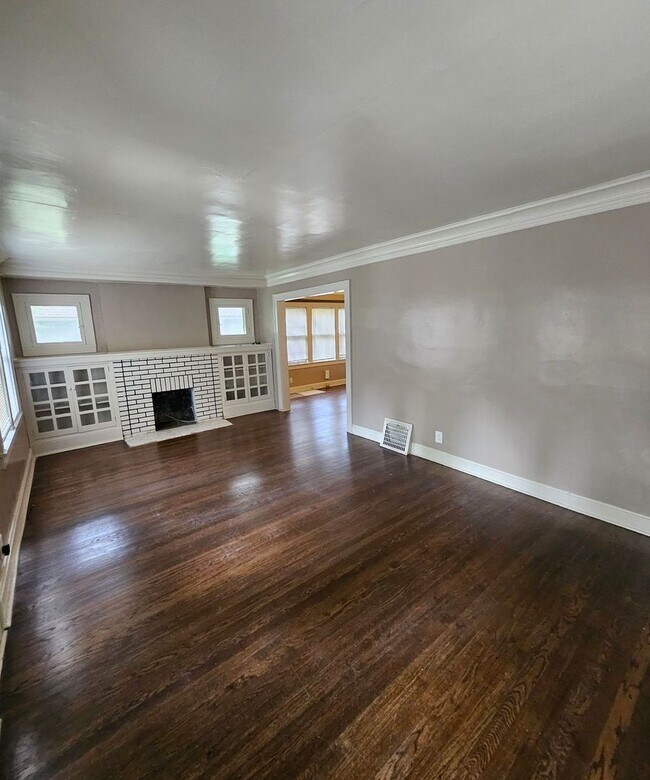 Building Photo - Charming 3-Bed Home with Fireplace & Hardw...