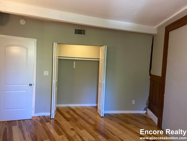 Building Photo - 17 Bow St