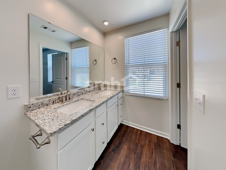 Building Photo - 941 Blue Ash Way