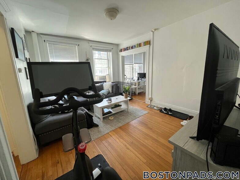 Building Photo - 121 Park Dr