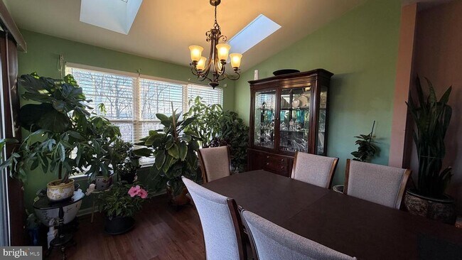 Building Photo - 506 Quincy St