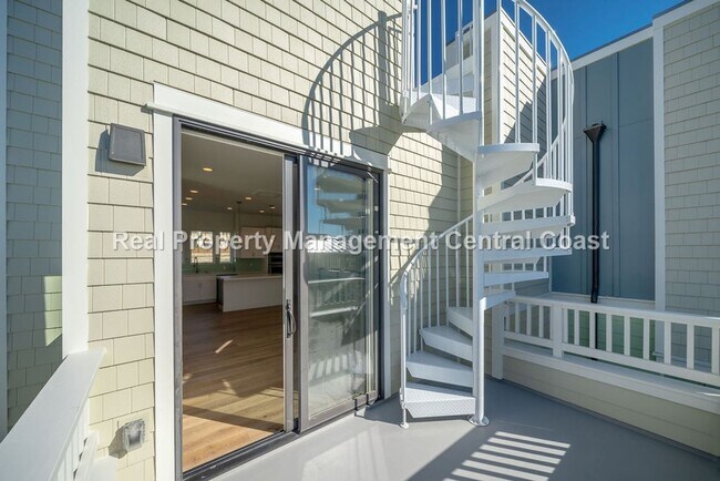 Building Photo - AVAILABLE JULY - Executive Townhome in Avi...