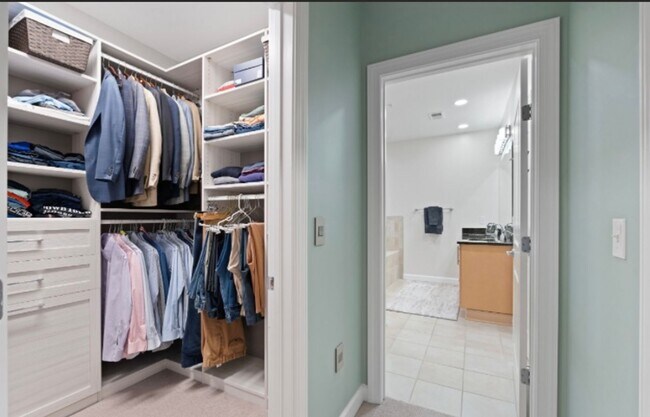 Building Photo - Centerpointe- Urban luxury living!!