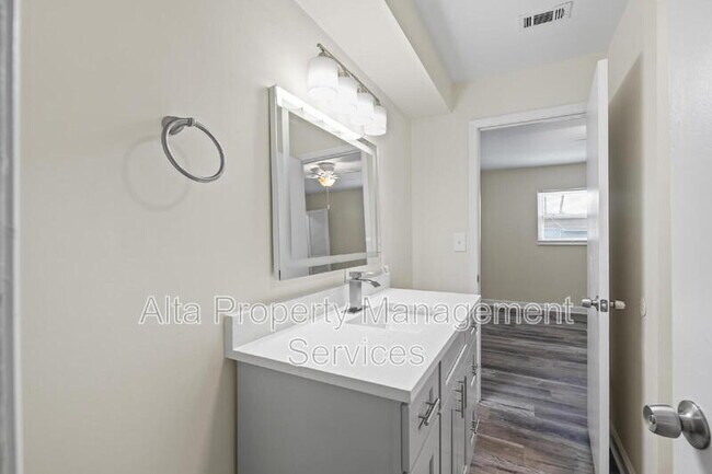 Building Photo - 11359 Bedford Oaks Dr