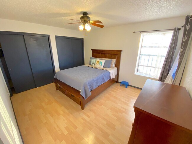 Building Photo - East El Paso 4 bed Refrig A/C!