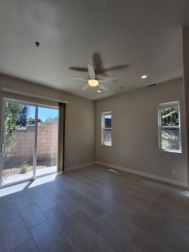Building Photo - Beautiful 2-Bedroom, 2-Bath Home w/ Centra...