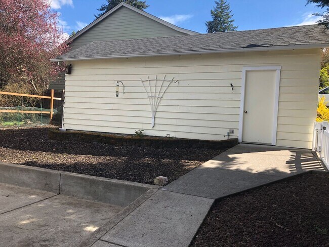Building Photo - 2-Bedroom Single-Level House in Sherwood   $1000.00  OFF  1ST  FULL  MONTH'S  RENT