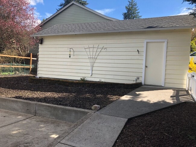 Building Photo - 2-Bedroom Single-Level House in Sherwood