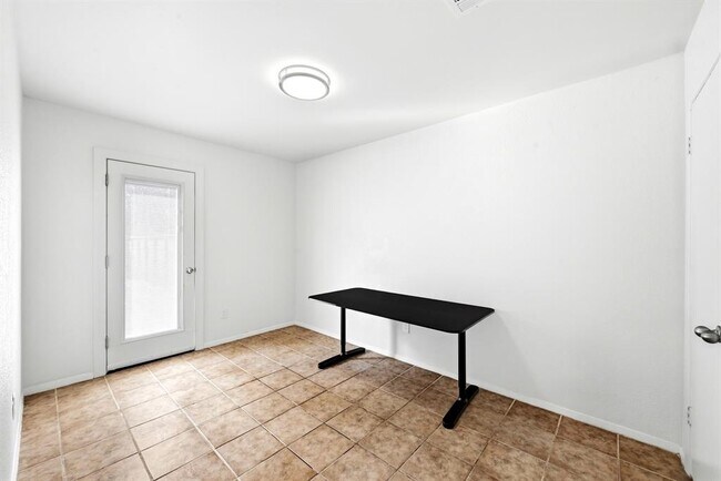 Building Photo - 910 Bret Ln