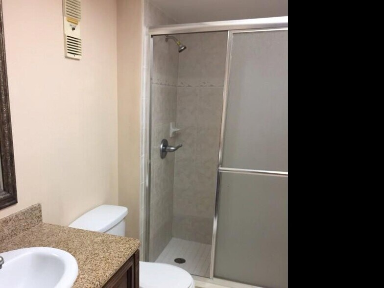 master bath - 450 NW 20th St