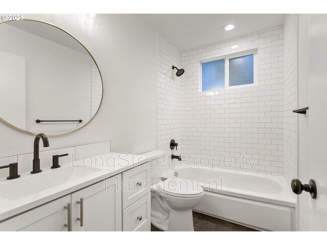 Building Photo - 6014 SE Insley St