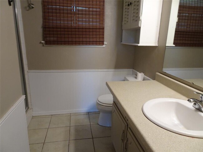 Building Photo - 600 Oak Creek Dr