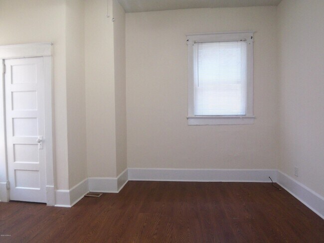 Building Photo - 705 E 5th St