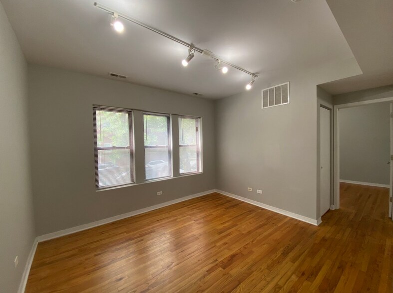 Primary Photo - 2452 W Albion Ave