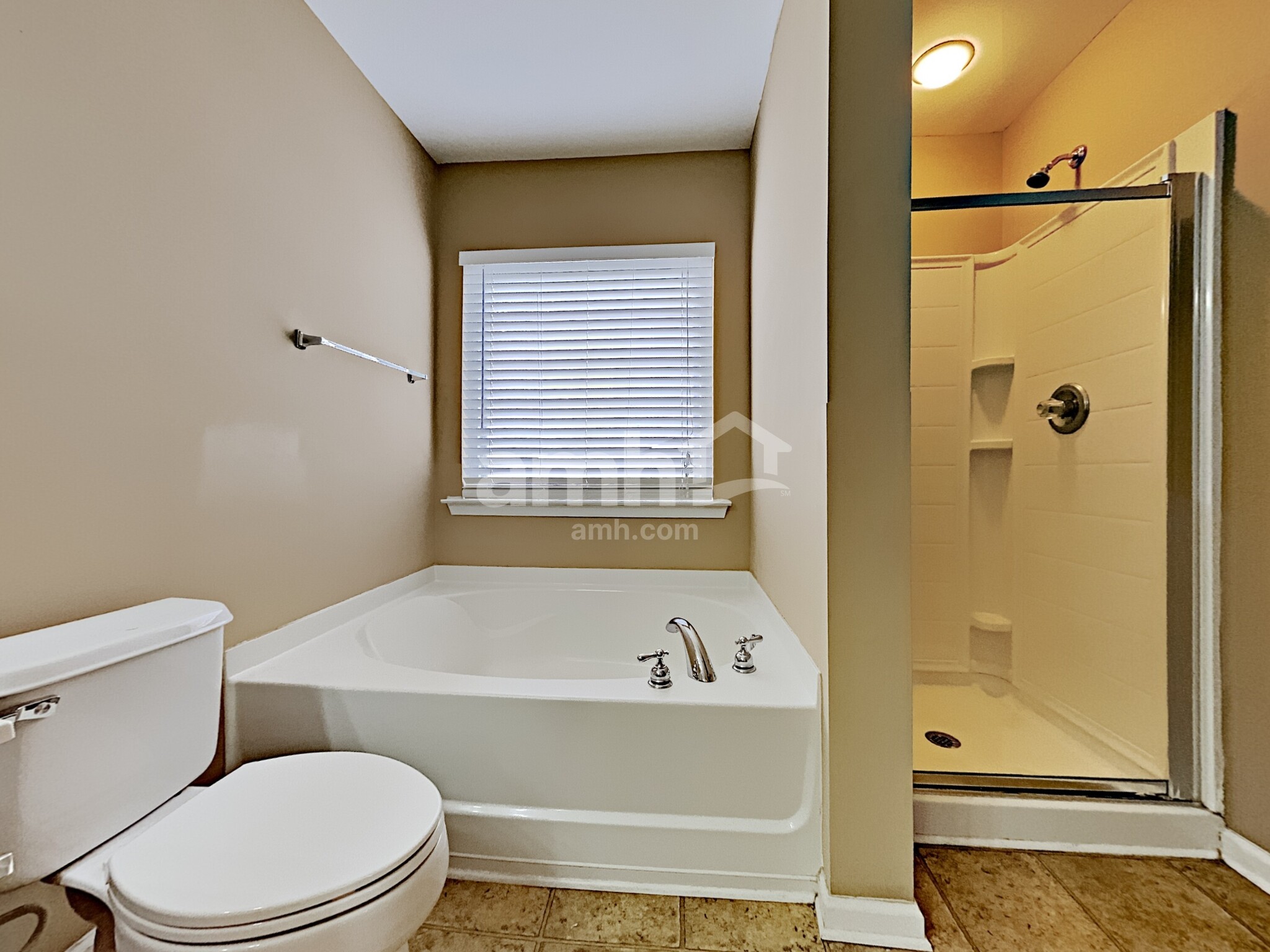 Building Photo - 362 Roseglen Dr