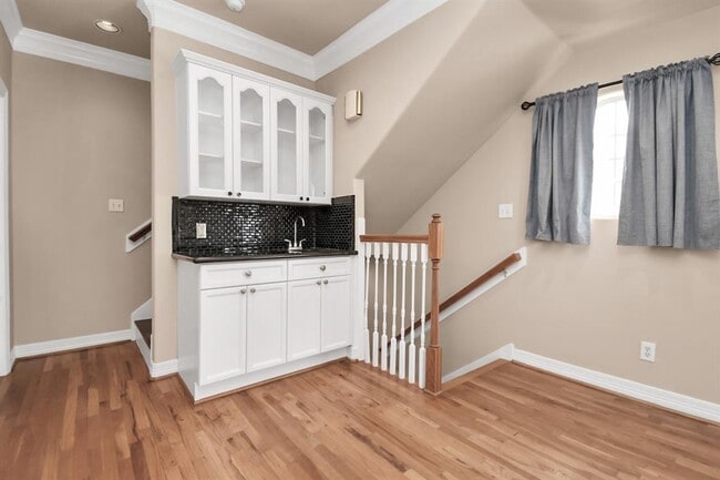 Building Photo - 803 Rosine St