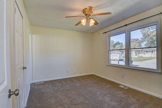 Building Photo - 3 BDRM / 2.5 BATH with FENCED BACKYARD - WINDSOR WOODS!