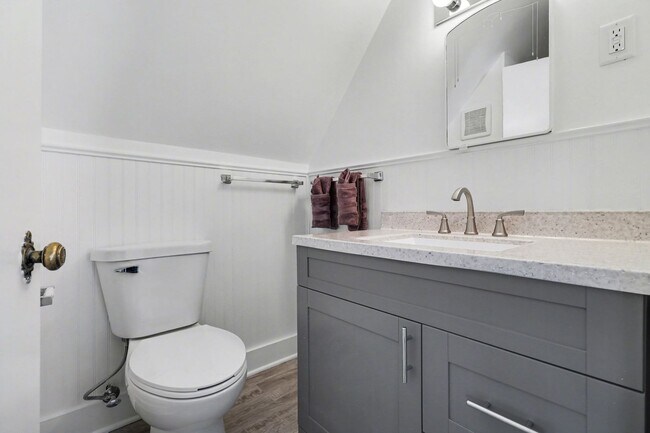 Building Photo - Fully Renovated 1 Bedroom in Historic Sloan Neighborhood $1099