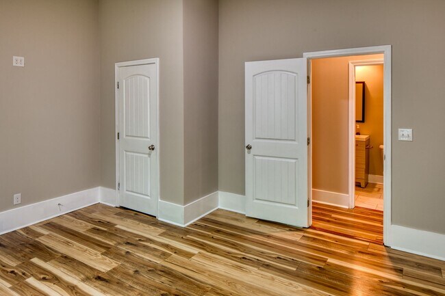 Building Photo - 2 Bed, 2 Bath Available Now!