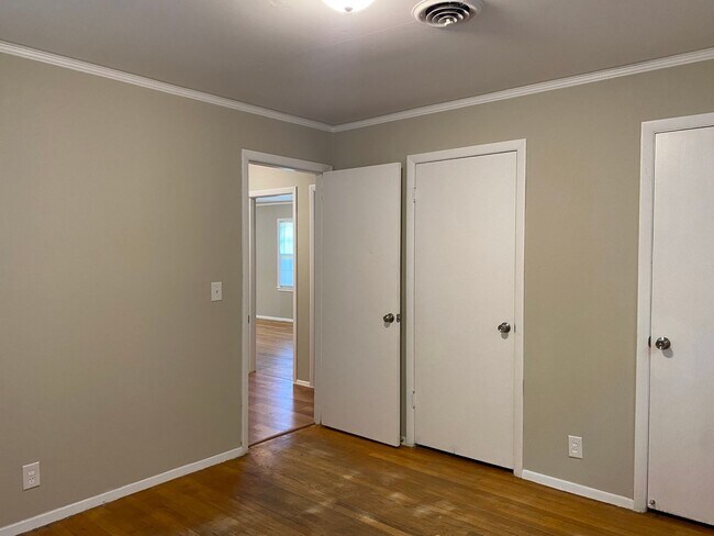 Building Photo - 3-Bedroom  cutie ! APPLY today at All3Real...