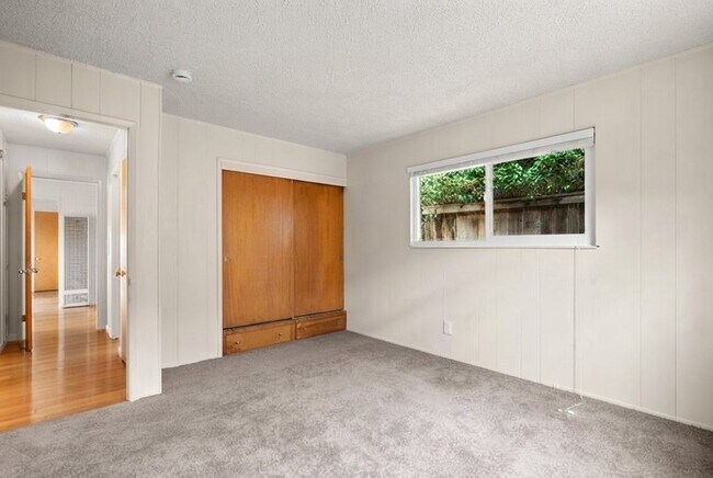 Building Photo - 4825 Crystal St