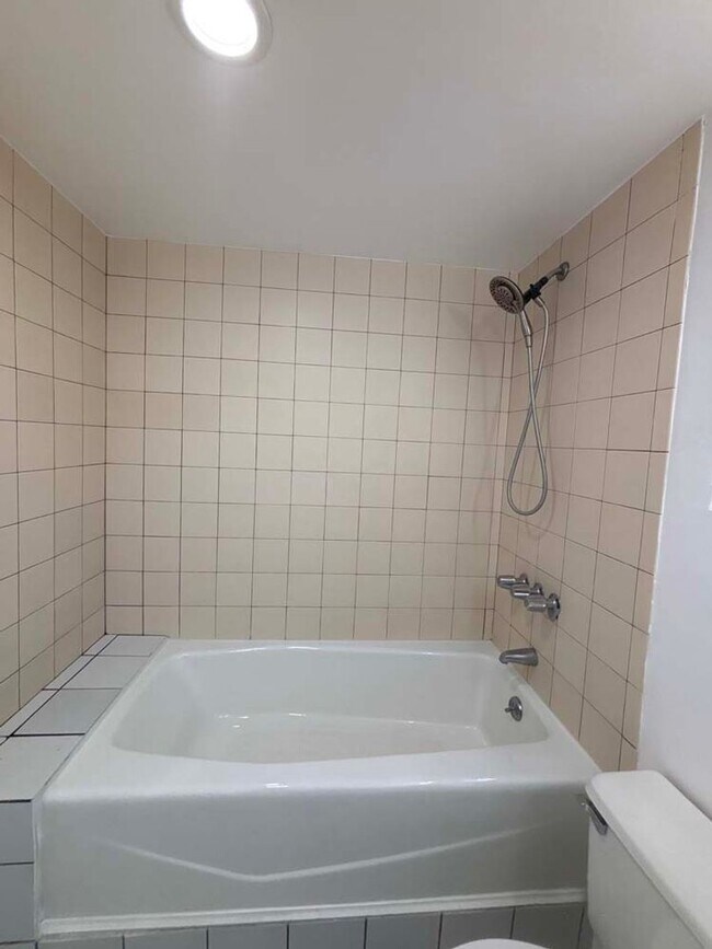 Building Photo - 915 Broadway St