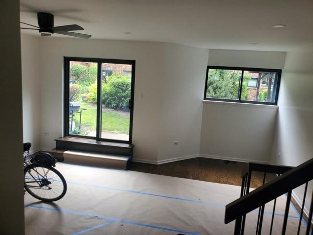 spacious front living room - 810 S May St