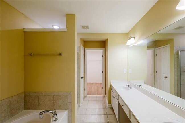 Building Photo - 2442 Fairlie Dr