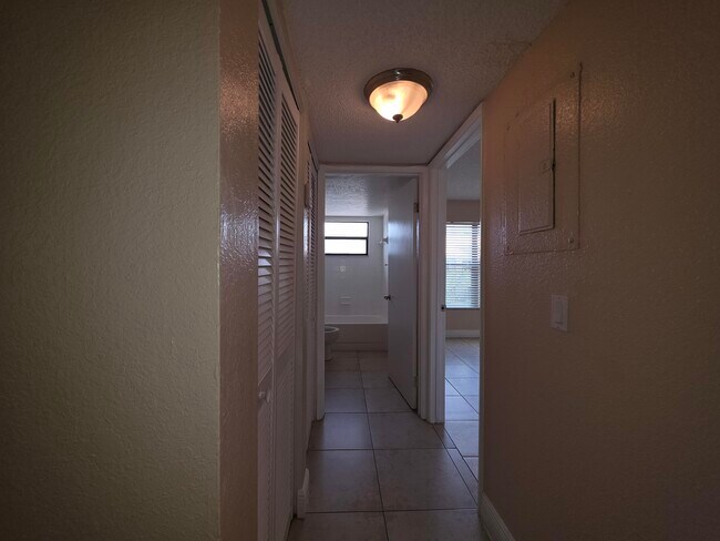 Building Photo - 1542 Lake Crystal Dr