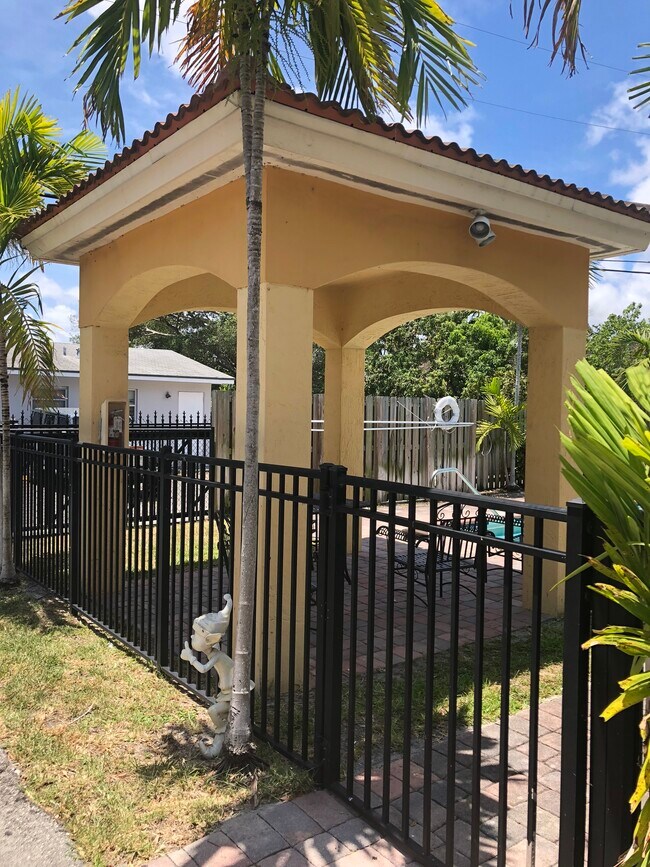 Building Photo - 324 NE 3rd St