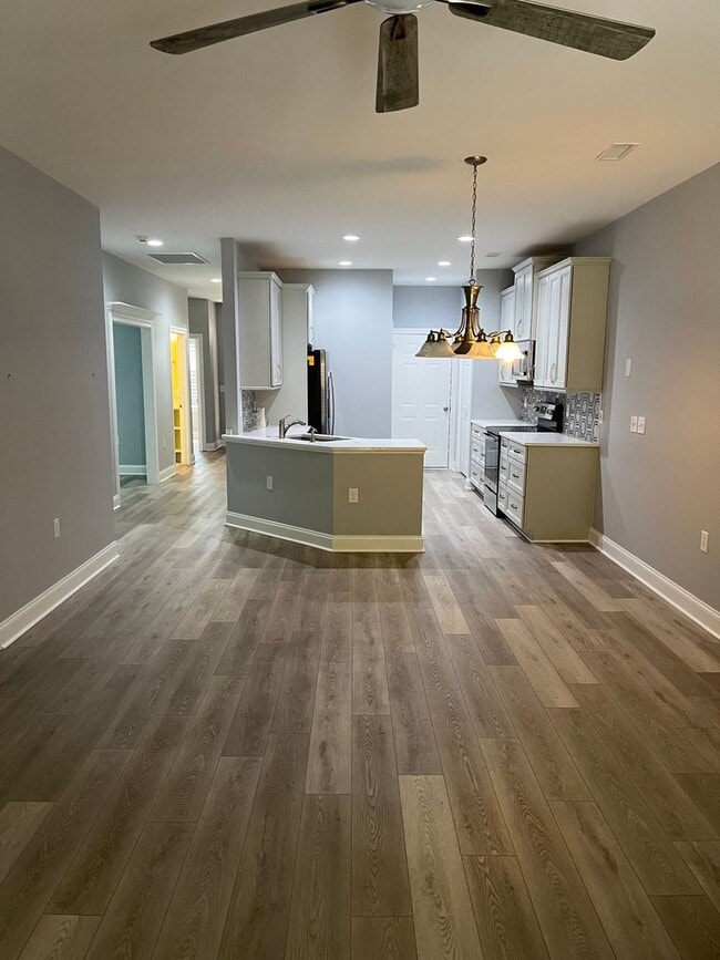 Building Photo - Like new Townhome