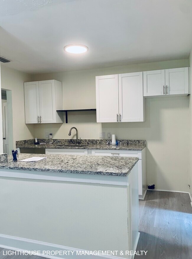 Building Photo - Cozy 3 Bed/1.5 Bath Home with Detached Gar...