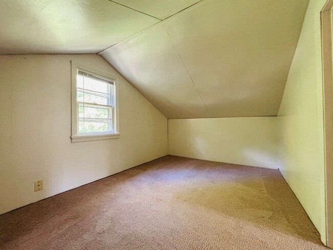 Building Photo - 2700 Meadowbrook Dr