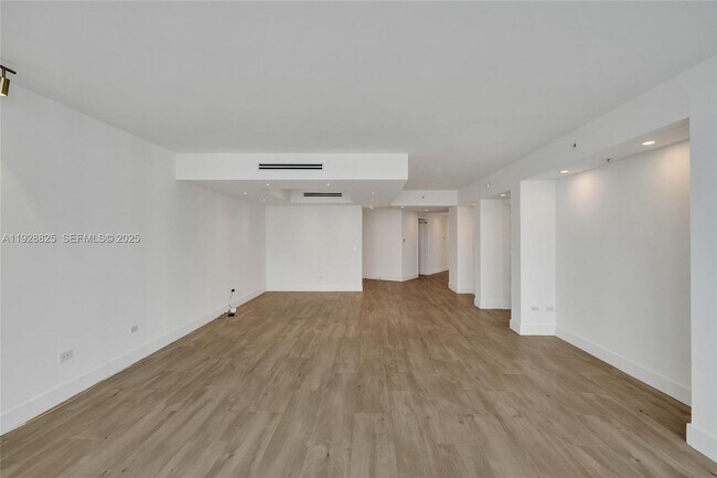 Building Photo - 848 Brickell Key Dr