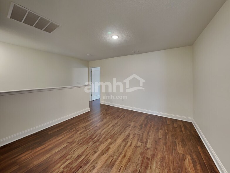 Building Photo - 329 Banyan Frst Dr