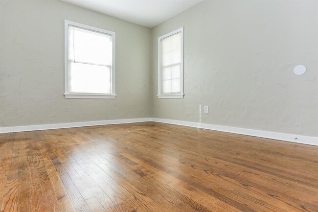 Building Photo - 401 E 7th St