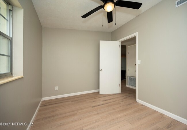 Building Photo - 313 Suzanne Dr