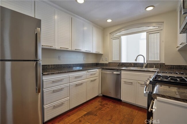Building Photo - 930 N Doheny Dr