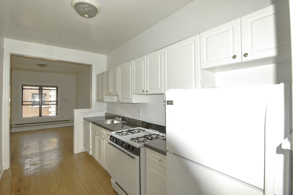 Building Photo - 820 W Waveland Ave