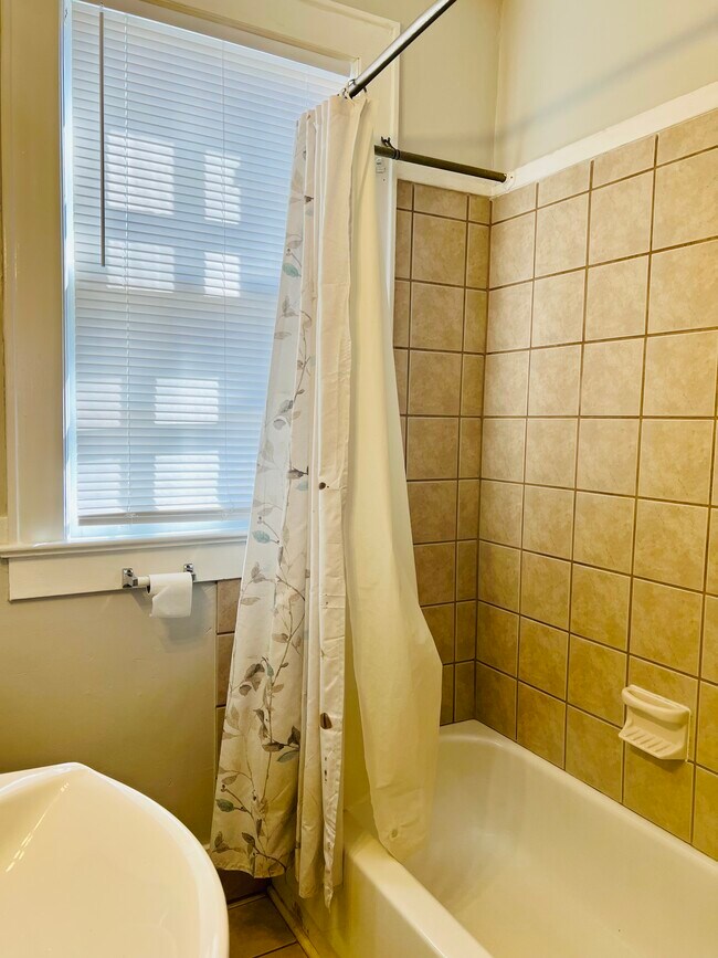 Bathroom - 2602 Plum St