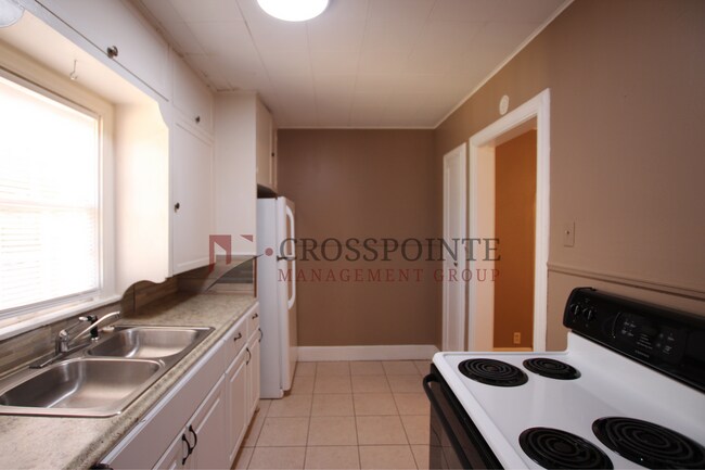 Building Photo - 2 bedroom 1 bath Triplex in central Tyler!