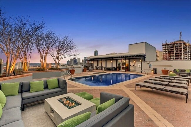 Building Photo - 54 Rainey St