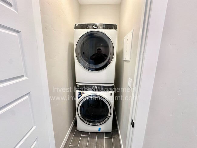 Building Photo - $500 move in credit! Luxury Living in the ...