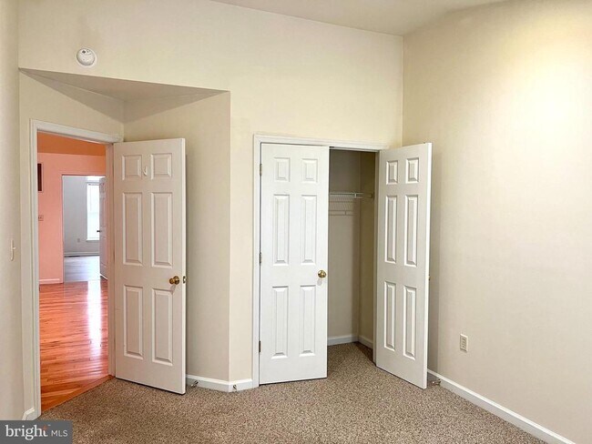 Building Photo - 2037 Powell Dr