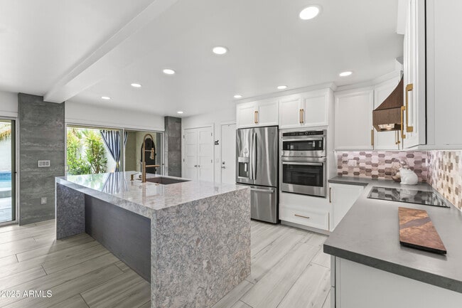 Building Photo - 7258 E Loma Ln